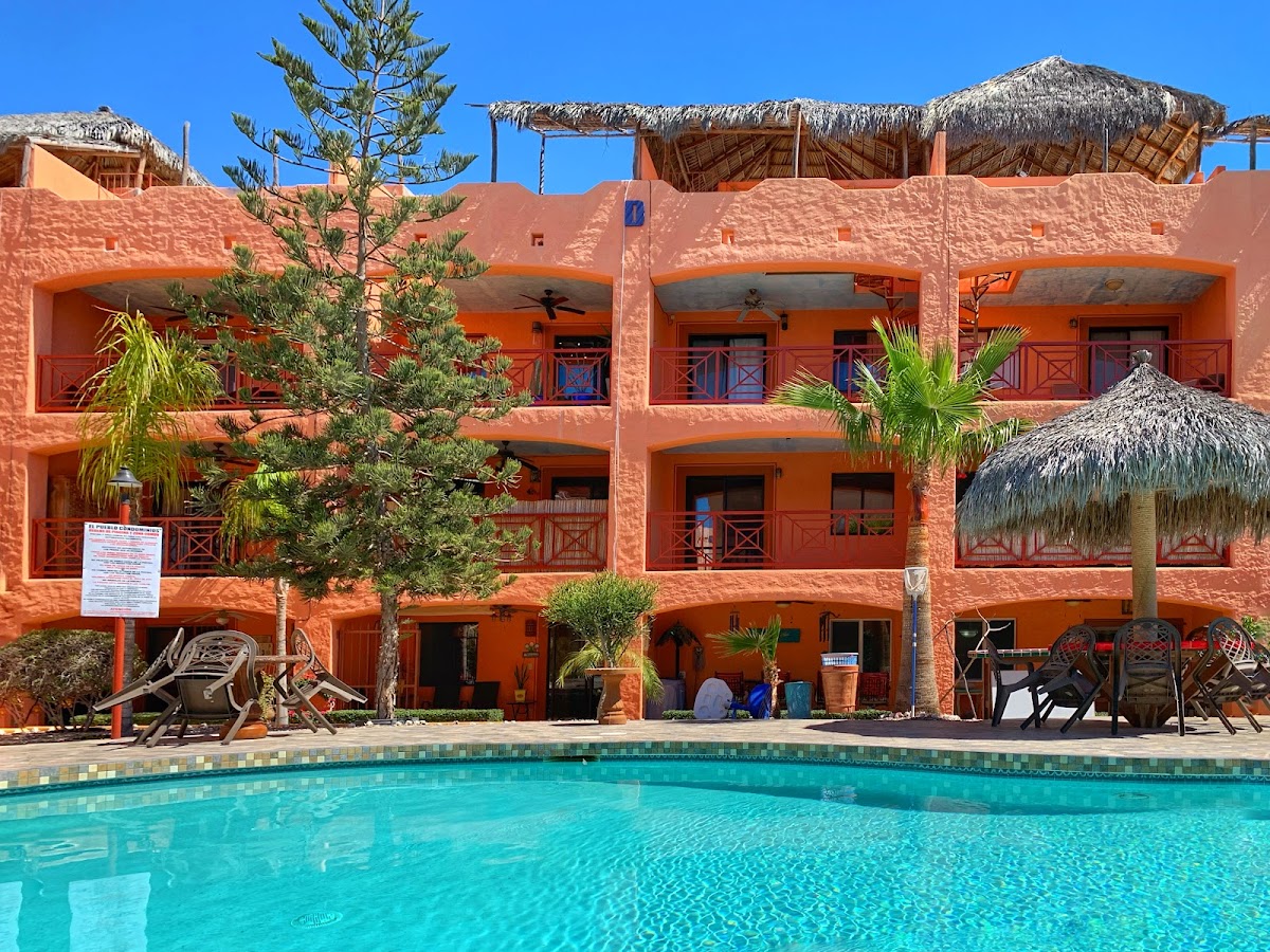 Hotel y Alberca Pública El Pueblo Condominiums